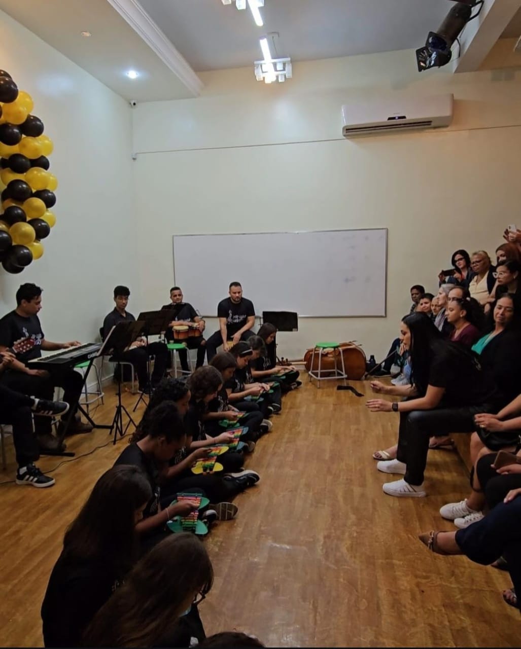 Nova Primeira-Dama de Poá se emociona com recital na PEI Maria Aparecida Ferreira