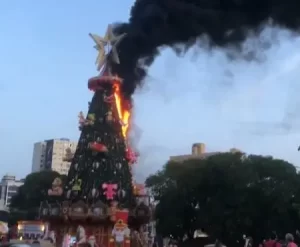 Árvore de Natal Pega Fogo em Manaus: Incêndio ao Lado do Teatro Amazonas Ameaça Decoração Natalina