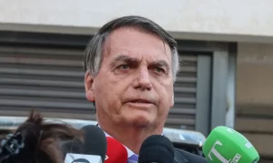 “Barroso virou governador agora?”, ironiza Bolsonaro em entrevista