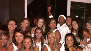 Ronaldinho Gaúcho Celebra o Fim de Ano em Luxuosa Mansão com Boate Subterrânea em Pernambuco