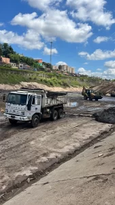 Prefeitura de Poá inicia desassoreamento do piscinão: Medida crucial contra enchentes