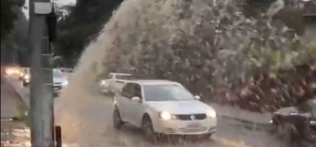 VÍDEO: Vazamento cria ‘cachoeira’ e dá banho em motoristas em rua de SC - Imagem do artigo original