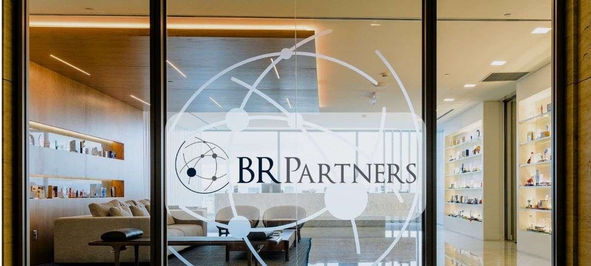 Lucro do BR Partners recua 12,5% no 1T26, mas receita cresce e banco reforça investimento em equipes - Imagem do artigo