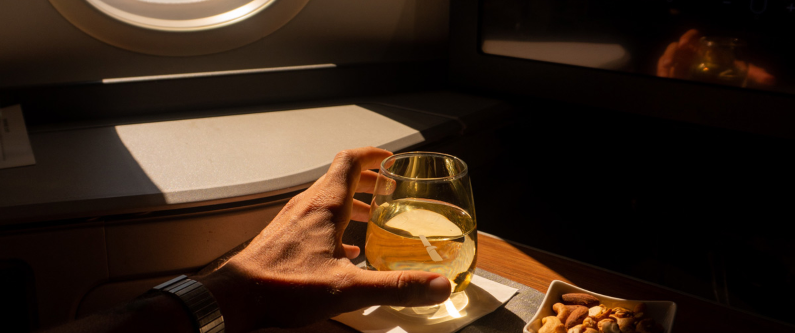American Airlines renova carta de vinhos na Executiva e Primeira Classe com rótulos californianos premiados - Imagem do artigo
