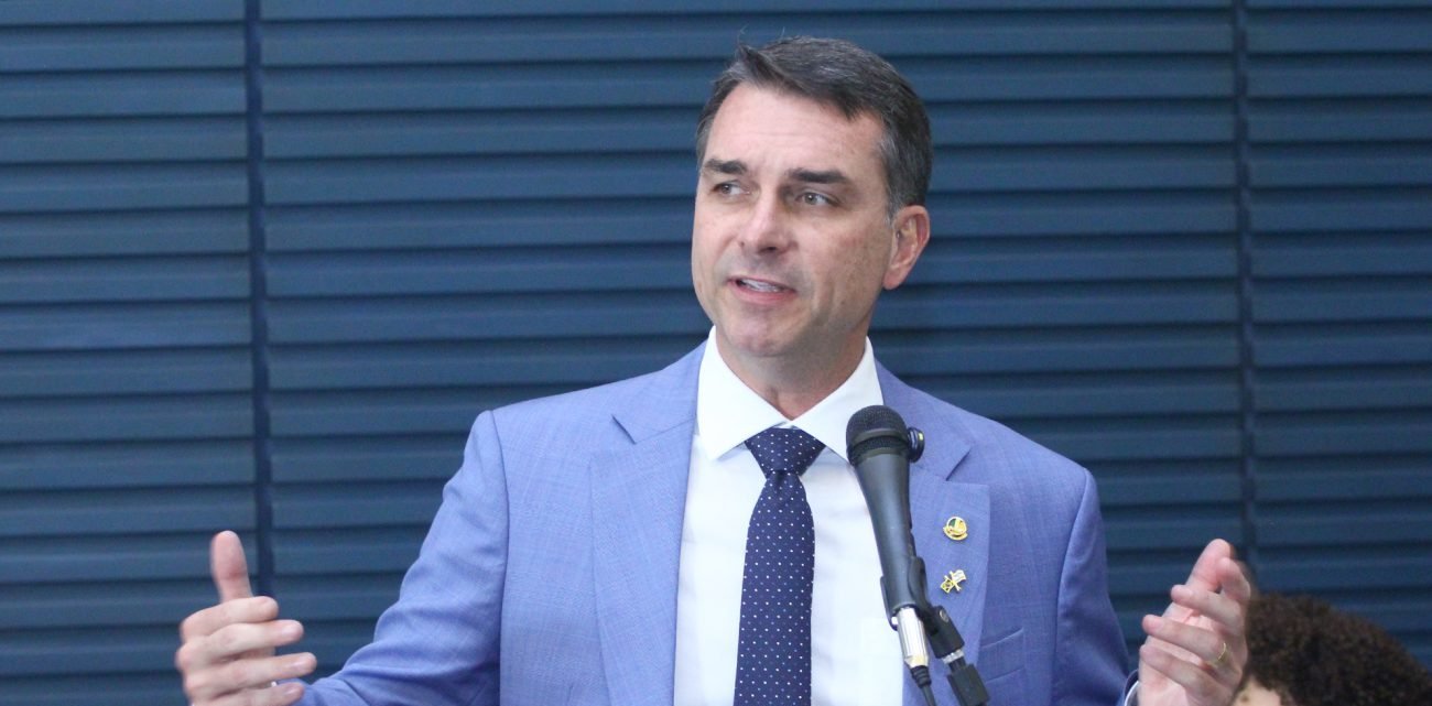 Flávio Bolsonaro contesta críticas de Zema e destaca apoio de Caiado em meio a investigação sobre financiamento de filme - Imagem do artigo original