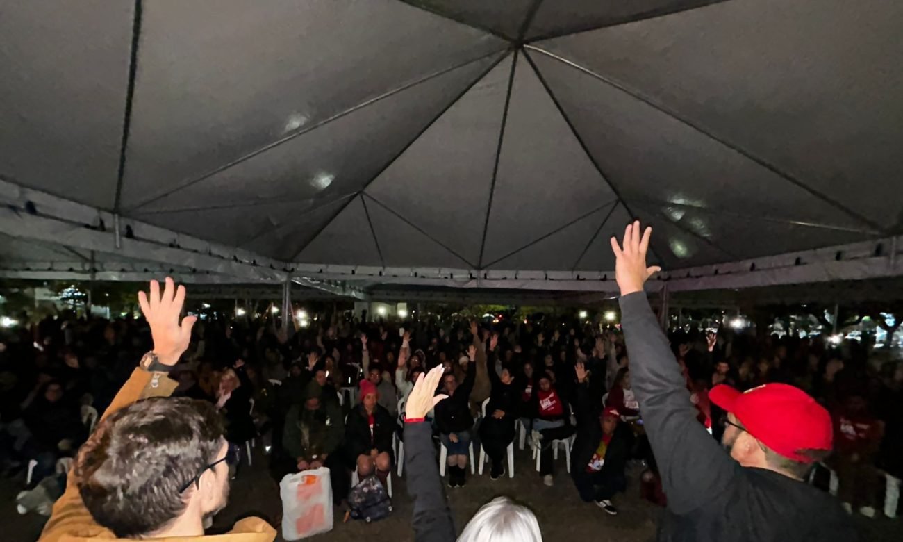 Greve dos Servidores de Florianópolis Termina Após 23 Dias com Reversão de Descontos e Avanços Salariais - Imagem do artigo original