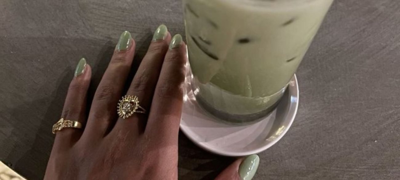 Verde matcha suave consolida-se como novo neutro de luxo para unhas até 2026 - Imagem do artigo original