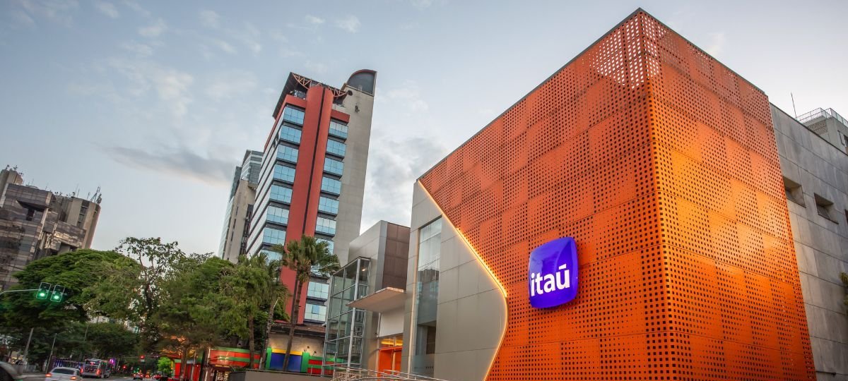Itaú reembolsará clientes por cobrança irregular de seguros em cartões de crédito: critérios e prazos definidos - Imagem do artigo