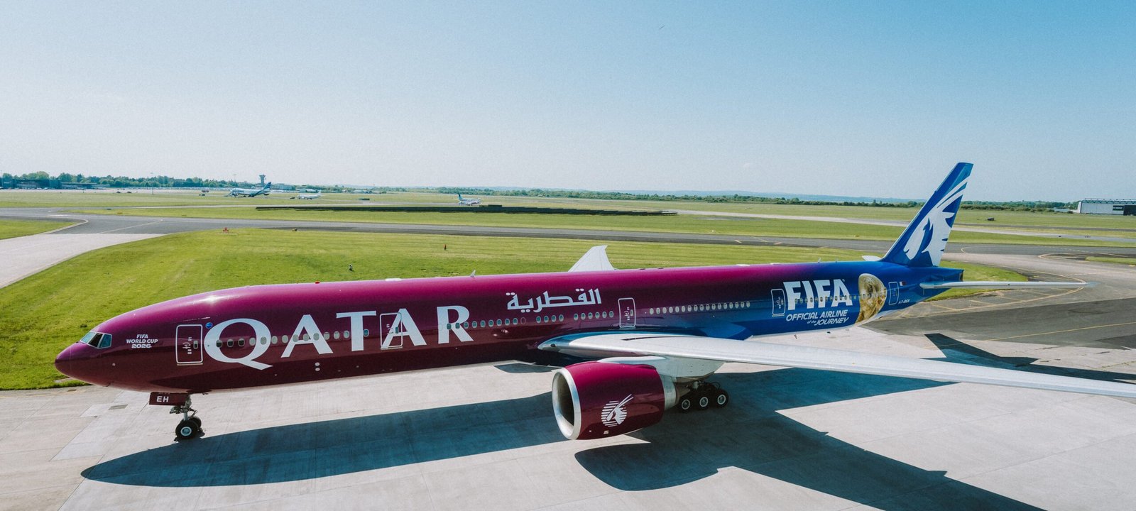 Qatar Airways apresenta Boeing 777 com pintura da Copa do Mundo de 2026 e amplia estratégia global - Imagem do artigo