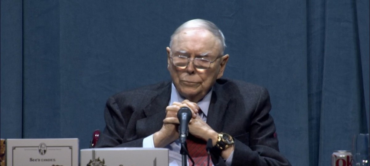 Charlie Munger e a Lógica da Sabedoria Diária: Por que Pequenas Melhorias Sustentam Fortunas Bilionárias - Imagem do artigo
