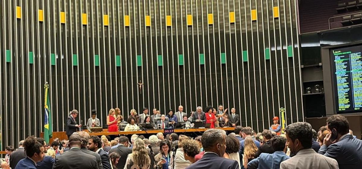 Câmara aprova fim da escala 6×1 e reduz jornada para 40 horas; matéria segue ao Senado - Imagem do artigo original
