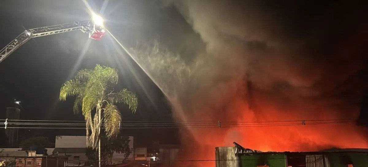 Incêndio de grande proporção consome galpão em Itapema, destrói residência vizinha e mobiliza bombeiros de cidades próximas - Imagem do artigo original