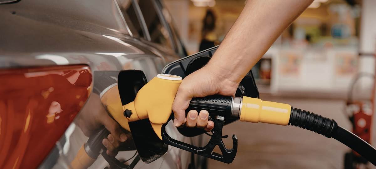 Gasolina sobe nesta sexta: Petrobras adiciona R$ 0,48 por litro e governo banca parte do aumento - Imagem do artigo