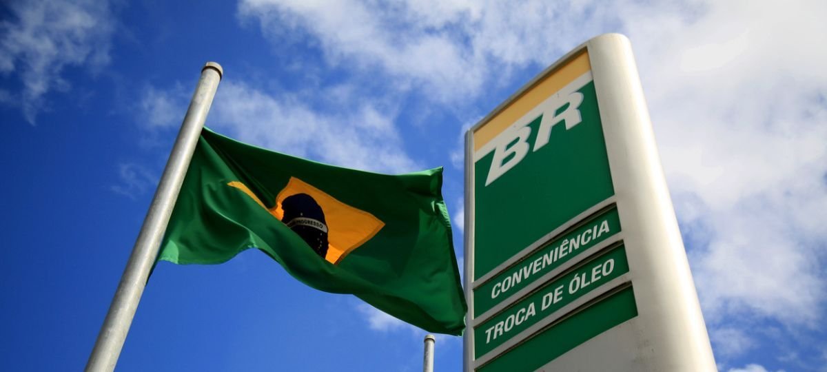 Petrobras eleva preço da gasolina e reduz defasagem; analistas mantêm alvo de R$ 64 para PETR4 - Imagem do artigo