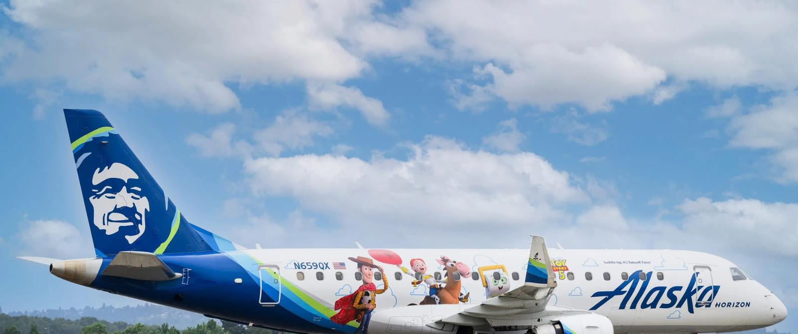 Embraer E175 da Horizon Air exibe pintura especial de Toy Story 5 em celebração aos 45 anos da companhia - Imagem do artigo