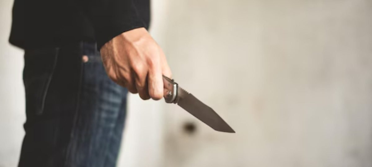 Adolescente de 15 anos é procurado por homicídio a facadas contra companheiro da avó em Itajaí - Imagem do artigo