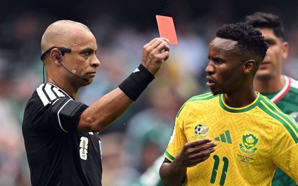 Crítica do técnico da África do Sul ao árbitro brasileiro domina abertura da Copa e coincide com recorde histórico - Imagem do artigo original
