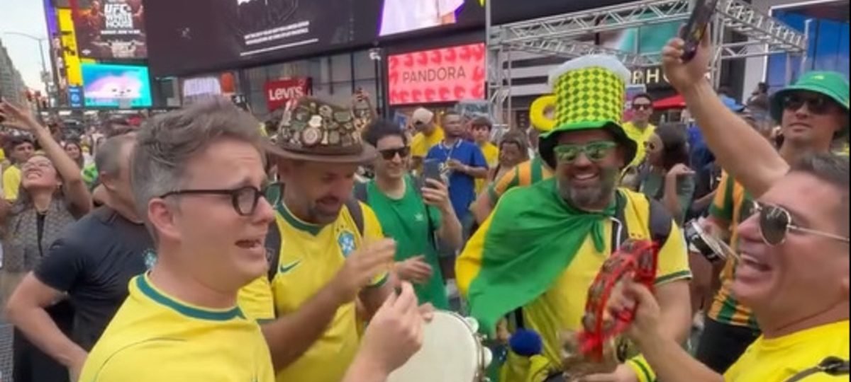 Catarinenses transformam Times Square em palco verde-amarelo com canção “Vou pra Santa Catarina” - Imagem do artigo