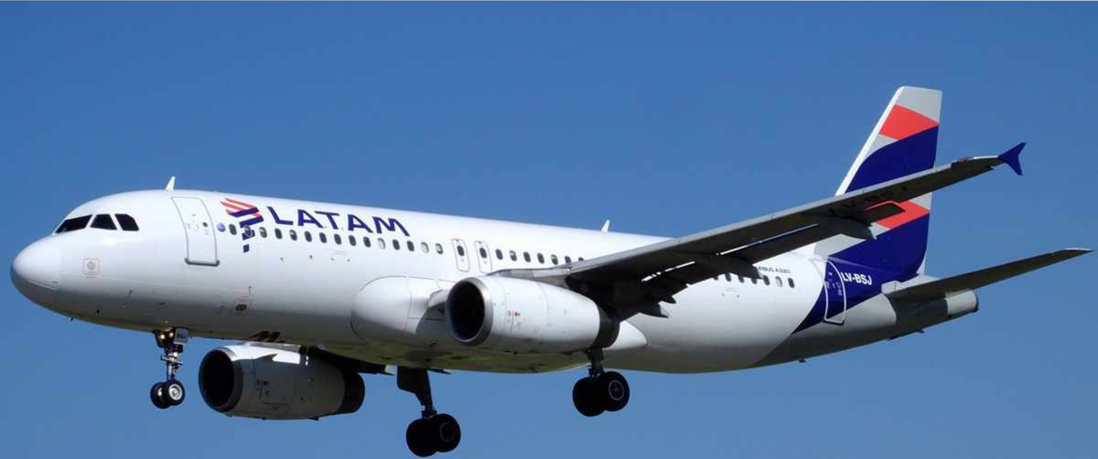 LATAM anuncia novo corte de 3% na malha aérea de julho devido à disparada do querosene de aviação - Imagem do artigo