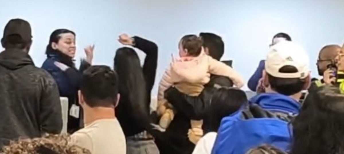 Passageira agride funcionárias da Latam no Aeroporto de Guarulhos; vídeo mostra sequência de socos - Imagem do artigo