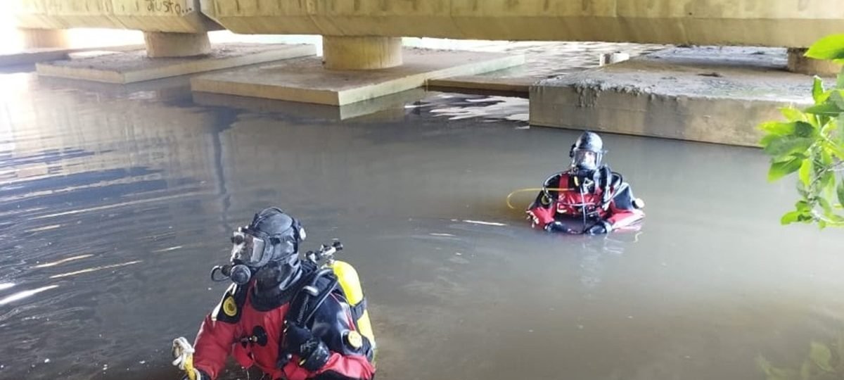 Buscas continuam por homem que desapareceu ao tentar salvar mulher de afogamento no Rio Itajaí-Açu - Imagem do artigo
