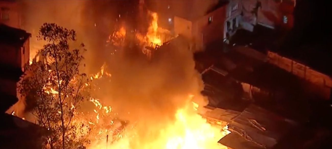 Incêndio de Grandes Proporções Destrói Cerca de 50 Moradias em Paraisópolis e Mobiliza Corpo de Bombeiros em São Paulo - Imagem do artigo original