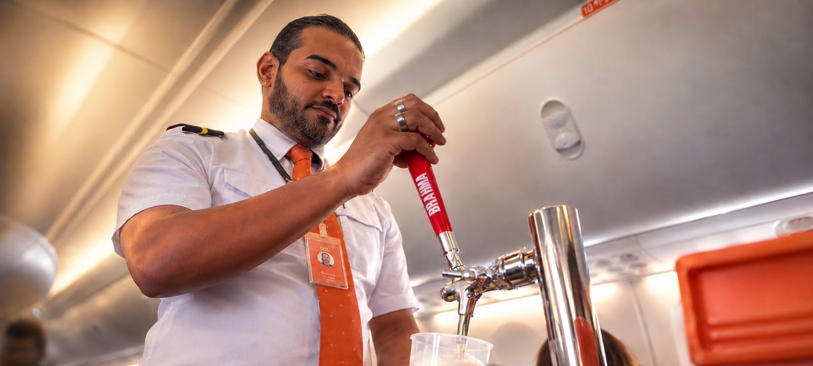 GOL inova ao servir Chopp Brahma a bordo de mais de mil voos nos próximos 12 meses - Imagem do artigo