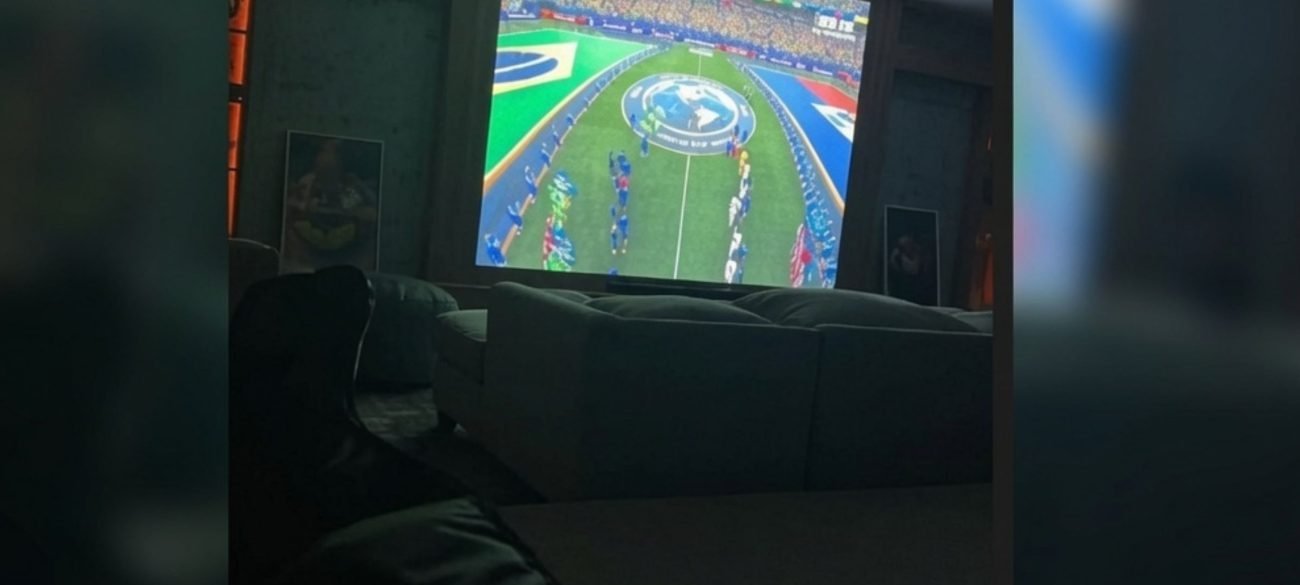Ausente por lesão, Neymar acompanha Brasil x Haiti à distância e sósia rouba a cena no estádio - Imagem do artigo original