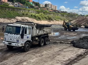 Prefeitura de Poá Inicia Desassoreamento do Piscinão: Medida Crucial Contra Enchentes